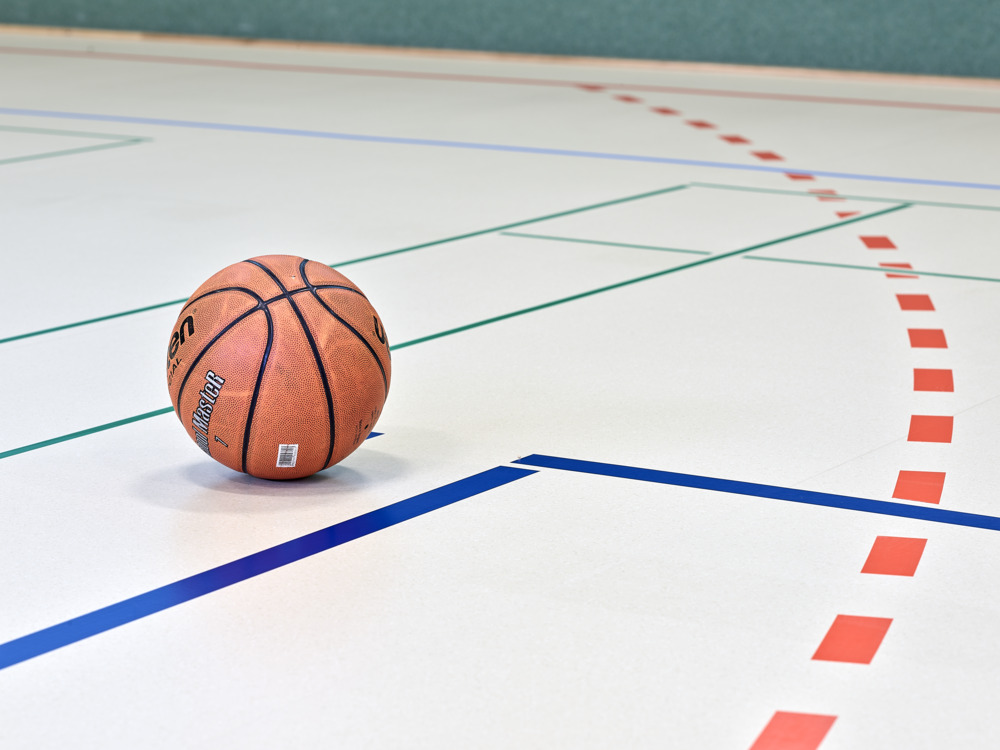 Ball auf  Turnhallenboden noraplan sentica Sportboden nach EN 14904